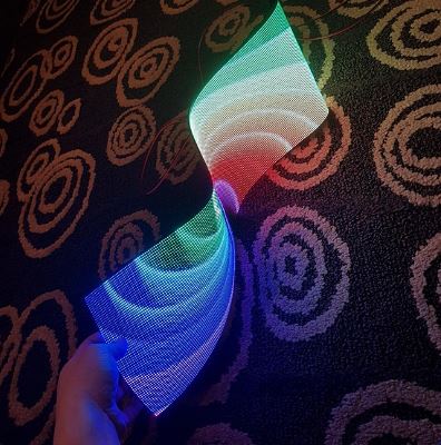 루멘스가 최초로 공개하는 초박형-초경량 플렉시블 LED 디스플레이. 사진=중견기업연합회 제공