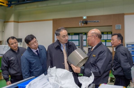 5일 왕정홍 방위사업청장(왼쪽에서 세번째)이 이엠코리아 현장을 방문해 제품 생산과정을 둘러보고 있다. 사진=이엠코리아