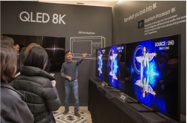 삼성전자 연구원이 2019년형 QLED 8K의 화질을 시연하고 있다. QLED 8K는 입력되는 영상의 화질에 상관없이 8K 수준의 시청 경험을 제공하며, 새로운 화질 기술이 적용돼 한층 개선된 블랙 표현과 시야각을 자랑한다. 사진=삼성전자 제공