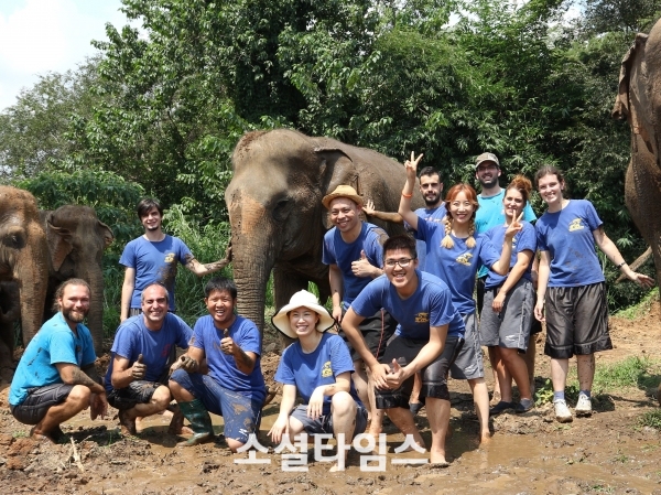 코끼리 보호소에서 하루 종일 함께한 친구들과 함께 찍은 사진. 나 혼자 한국인이었다. 괜찮다. 이 사진을 본 누군가는 이제 코끼리를 타지 않고. 보호소로 향할 테니 말이다.