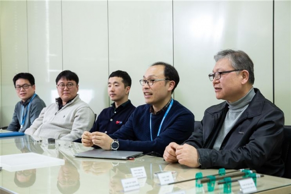 표면처리그룹 김현종 수석연구원(오른쪽에서 두번째)이 이끈 공동연구팀이 약물방출형 임플란트 개발에 성공했다. 사진=한국생산기술연구원