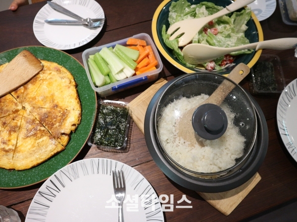 벨 할머니께서 제주로도 여행을 갔다가 사 온 김을 반찬으로 주신 언뜻 보면 한국인의 밥상.