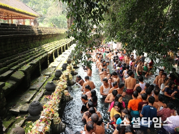 가장 인상 깊었던 사원 Pura Tirta Empul. 기도를 하고 물로 자신의 근심을 씻어내는 사람들. 걱정이 많은 사람들로 보이기보다는 간절함이 많은 사람들로 보였다.