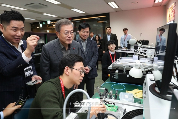 문재인 대통령이 지난 1월 3일 서울 중구 '메이커 스페이스'(Maker Space)'를 방문해 설명을 듣고 있다. 사진=청와대