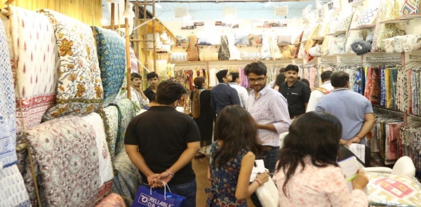 지난 6월13~15일 열린 ‘2019 인도 뉴델리 홈텍스타일 전시회’에서 참가자들이 전시품을 둘러보고 있다. 사진=전시회 홈페이지