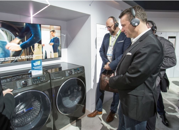 지난 1월 미국 라스베이거스에서 열린 세계최대 전자 전시회 CES2019에서 관람객들이 삼성전자 건조기와 세탁기를 살펴보고 있다.