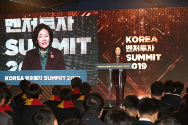 중소벤처기업부와 한국벤처투자(주)는 18일 서울 에스팩토리에서 차세대 유니콘 기업 육성과 제2 벤처붐 확산을 위한 ‘KOREA 벤처투자 SUMMIT 2019’를 개최했다. 사진=중소벤처기업부
