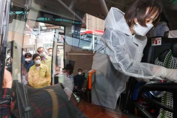 국토교통부는 9일 버스업계 간담회를 개최한뒤 고속버스 차량에 대한 소독상황을 점검하고 있다. 사진=국토교통부