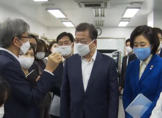 문재인 대통령이 25일 오전 서울 송파구의 코로나19 진단 시약 생산기업 ‘씨젠’을 방문해 관계자들을 격려했다.