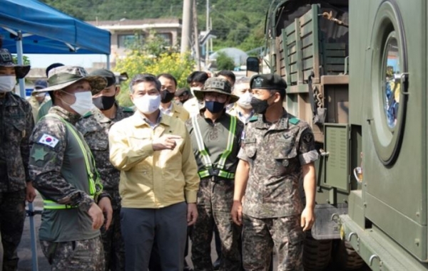 정경두 국방부 장관은 8월 7일 연이은 집중호우로 수해를 입은 경기도 안성시 죽산면을 찾아 피해현장을 확인하고 응급복구에 매진하고 있는 장병들을 격려하고 있다. 사진=국방부