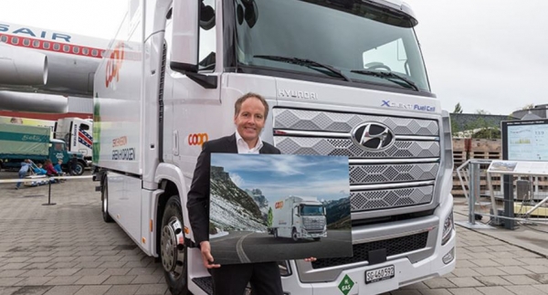현대자동차는 7일(현지시간), 스위스 루체른에서 유럽으로 수출한 ‘엑시언트 수소전기트럭(XCIENT Fuel Cell)’ 현지 전달식을 가졌다. 사진=현대자동차
