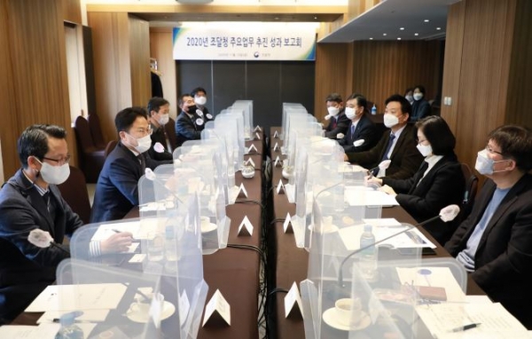 김정우 조달청장(왼쪽 두번째)이 13일 서울 쉐라톤 팔래스 호텔에서 열린 '2020년도 조달업무 추진성과 보고회'에서 혁신조달 등에 대해 설명하고 있다. 사진=조달청