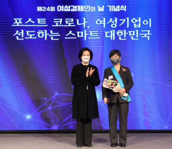 11일 ‘제24회 여성경제인의 날’ 기념행사에서  11일 ㈜신티에스의 신금식 대표가 금탑산업훈장을 수상했다.