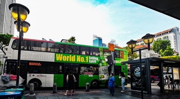 하이트진로는 브랜드 인지도 확대를 위해 싱가포르에서 버스랩핑 광고를 시작했으며 내년까지 총 16대를 운행할 계획이다. 사진=하이트진로