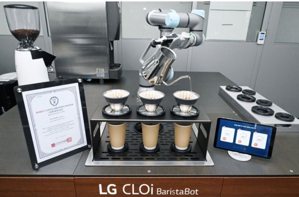 ‘LG 클로이 바리스타봇’이 만든 커피 맛이 ‘브루잉 마스터’가 만드는 수준과 동등함을 인정 받아 바리스타 자격증을 받았다. 사진=LG전자