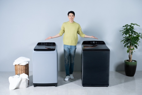 삼성전자 모델이 수원 삼성 디지털시티에서 전자동 세탁기 신제품 ‘8그랑데 통버블’을 소개하고 있다. 사진=삼성전자