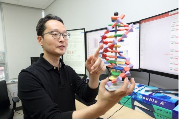 DNA 염기 서열을 이용해 생명 현상 발생 시간을 측정하는 시스템을 개발한 연세대학교 의과대학 김형범 교수. 사진=삼성