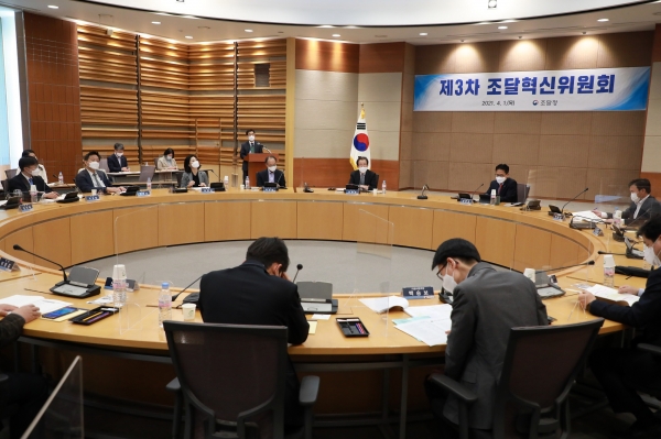 김정우 조달청장(왼쪽에서 세번째)이 1일 서울지방조달청에서 열린 제3차 조달혁신위원회에서 참석자들과 공공조달 혁신방안에 대해 의견을 나누고 있다. 사진=조달청