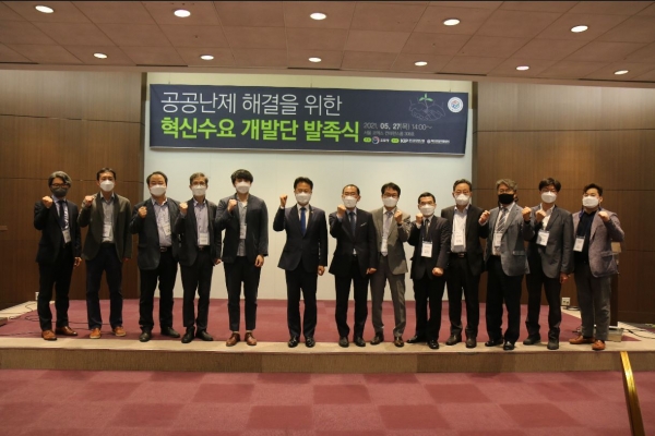 김정우 조달청장(왼쪽 여섯번째)이 참석한 가운데 27일 서울 코엑스에서 열린 공공난제 해결을 위한 혁신수요 개발단 발족식이 열렸다. 사진=조달청