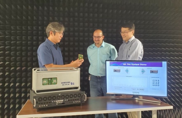 삼성전자의 삼성리서치 아메리카(SRA) 실험실에서 삼성전자 연구원들이 140 GHz 통신 시스템을 시연하고 있다. 사진=삼성