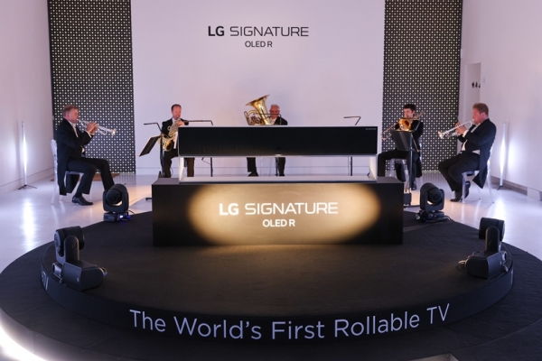 LG전자가 최근 영국 런던 소재 아트 스튜디오에서 현지 거래선과 VIP 고객을 초청 LG 시그니처 올레드 R를 소개하는 행사를 열었다. 사진=LG전자
