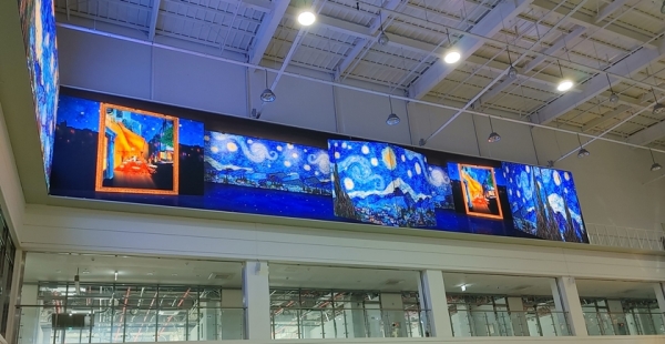LG전자가 강원도 속초에 있는 복합쇼핑몰 ‘속초 센텀마크’에 대형 LED 전광판을 설치해 눈길을 끈다. 사진=LG전자