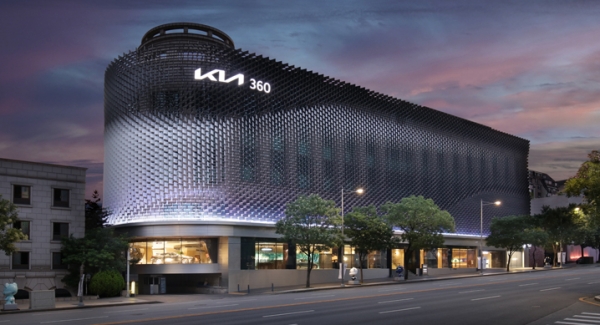 기아가 12일 리뉴얼을 마치고 개관한 서울 압구정동에 위치한 브랜드 체험공간 'Kia360'은 전동화 중심의 미래 모빌리티 라이프스타일 및 지속가능한 모빌리티 솔루션을 제안하고 있다. 사진=기아