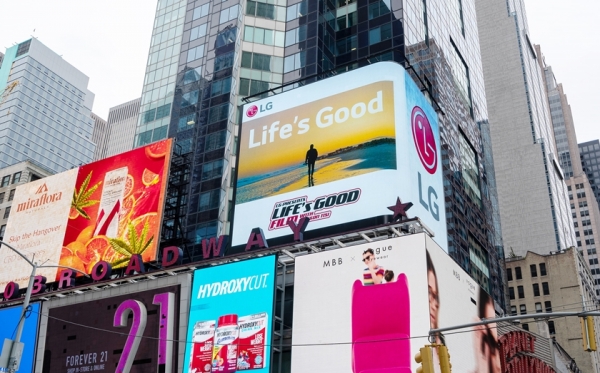 LG전자가 브랜드 철학을 담은 영화 Life’s Good 예고편을 미국 타임스스퀘어와 영국 피카딜리광장에 있는 전광판에 10월 말까지 상영한다. 사진=LG전자