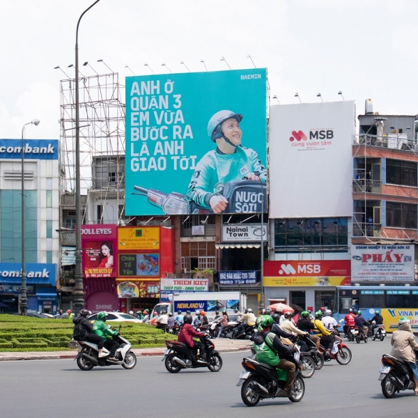 ‘배민 다니엘’ 서체로 제작된 베트남 시내의 배민 광고판. 배민을 호치민에서 업계 2위를 자랑한다. 사진=배달의민족