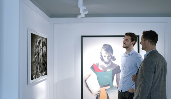 프랑스 파리에 위치한 옐로우코너 갤러리에서 고객들이 삼성 더 프레임으로 사진 작품을 감상하는 모습. 사진=삼성전자