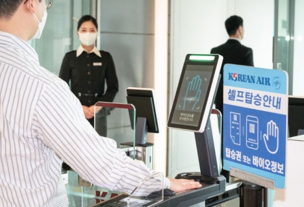 대한항공은 8일부터 김포공항 국내선 출발 항공편을 대상으로 손바닥 정맥 생체 정보만으로 탑승이 가능한 ‘바이오 셀프 보딩 서비스’를 개시한다. 사진=대한항공