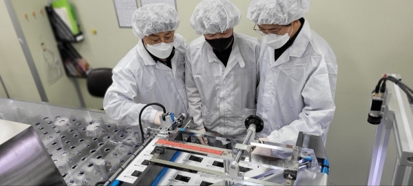 충남 천안에 위치한 자가진단키트 생산업체 ‘젠바디’에서 삼성전자 스마트공장 전문가와 젠바디 직원(가운데)이 검사용 디바이스 포장 라인을 점검하고 있다. 사진=삼성전자