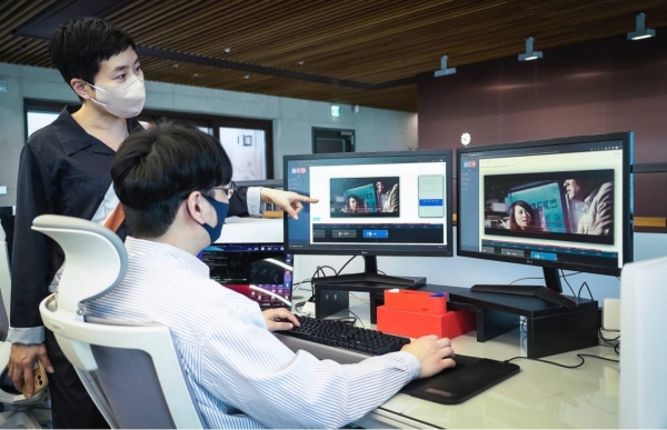 뉴 아이디 박준경 대표(왼쪽)와 직원이 AI기반 포스트 프로덕선 기술을 활용해 콘텐츠를 편집하고 있다. 사진=SKT