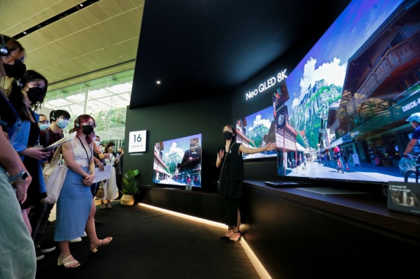 삼성전자가 13일 싱가포르 국립미술관에서 진행된 2022년 TV 신제품 행사에서 참석자들이 ‘Neo QLED 8K’ 제품을 체험하고 있다. 사진=삼성전자