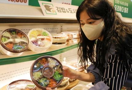 롯데마트 서울역점 델리코너에서 직원이 비빔밥 도시락을 살펴보고 있다. 사진 롯데마트