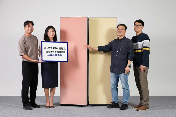 삼성전자 생활가전사업부 CX팀 이보나 상무와 팀원들이 인간공학디자인상 ‘그랑프리’를 수상한 비스포크 1도어 냉장고를 소개하고 있다. 사진=삼성전자