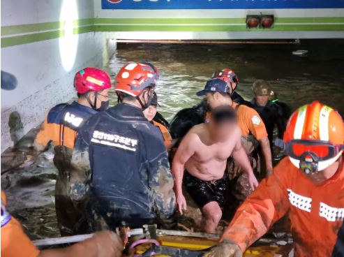 지난달 6일 태풍 힌남로로 물이 가득 찬 경북 포항시 남구 인덕동의 한 아파트 지하주차장에서 첫 번째 생존자를 구조하고 있다. 사진=소방청