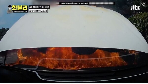 엔진에서 연기가 나서 생수를 뿌렸지만 소용 없었다. JTBC ‘한문철의 블랙박스 리뷰’ 영상 캡처
