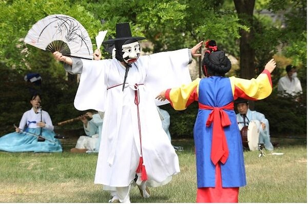 지난 6월 서울 종로구 국립민속발물관에서 탈춤의 한 종류인 송파산대놀이가 열리고 있다. 사진=문화체육관광부