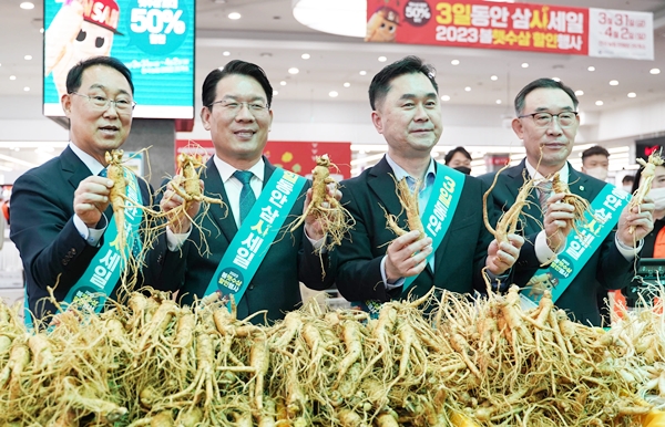 김인중 농식품부 차관(왼쪽에서 두 번째) 등이 31일 농협 하나로마트 양재점에서 열린 ‘2023 봄햇수삼 할인행사’에 참석했다. 사진=농식품부