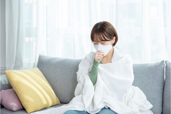 폐렴이 생기면 기침, 가래, 호흡곤란과 같은 증상이 나타난다. 사진=건강보험심사평가원