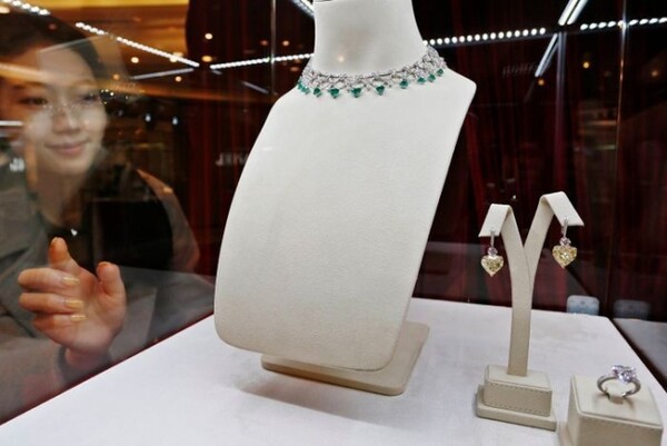 에메랄드 목걸이, 하트 귀걸이, 하트 다이아몬드 반지(왼쪽부터) . 사진=갤러리아백화점