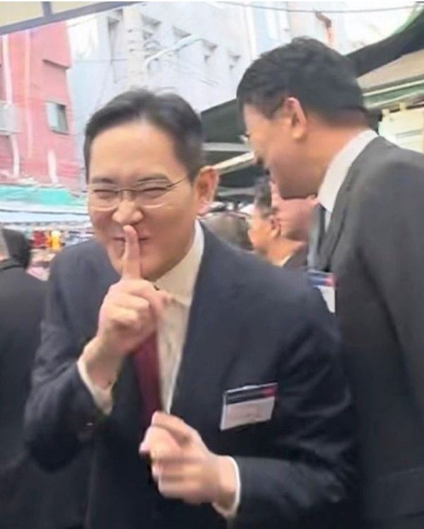 "쉿~" 이재용 삼성전가 회장이 익살스러운 표정을 짓고 있다. 사진=에펨코리아 캡처