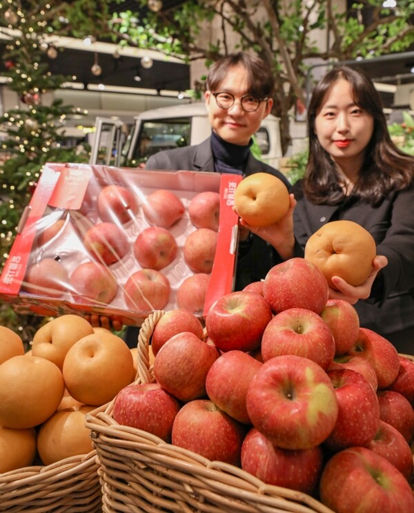 현대백화점이 8일부터 사과 흠과 등 최초판매가 대비 30% 할인해 판매하는 농가 돕기 상생 특가 행사를 진행한다. 사진=현대백화점