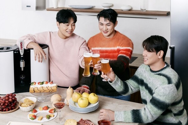 LG트윈스 소속 (왼쪽부터)김윤식, 오지환, 홍창기 선수와 LG홈브루가 함께하는 홈파티 화보컷. 사진=LG전자