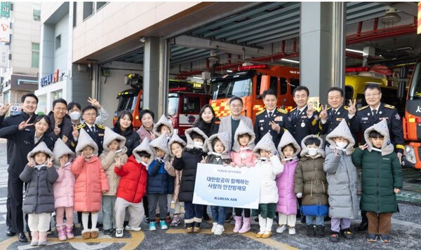 지난 20일 서울 강서소방서에서 열린 지진체험교육에 참여한 어린이들이 업사이클링 안전방재모를 쓰고 대한항공·강서소방서 관계자들과 기념 사진을 찍고 있다. 사진=대한항공