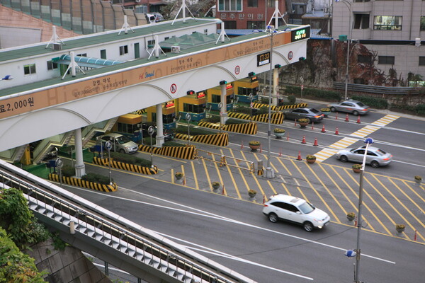 서울시는 남산 1·3호 터널과 연결도로 혼잡통행료를 오는 15일부터 도심 방향으로만 2,000원 받기로 했다. 강남 쪽으로 나가는 외곽 방향은 통행료를 걷지 않는다. 사진=서울시