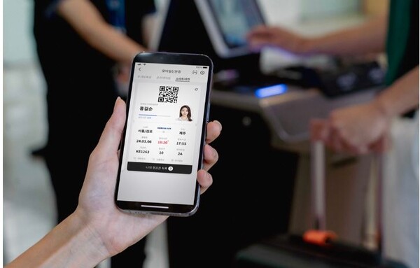스마트폰 내 PASS(패스)앱으로 신분증과 탑승권을 한번에 인증받는 ‘PASS스마트항공권’ 제휴 항공사에 대한항공과 진에어가 추가됐다. 사진=SKT